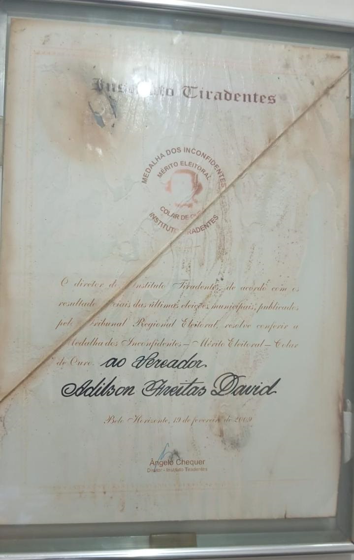 Quadro do primeiro Mérito Eleitoral — Colar de Ouro entregue pelo Instituto Tiradentes